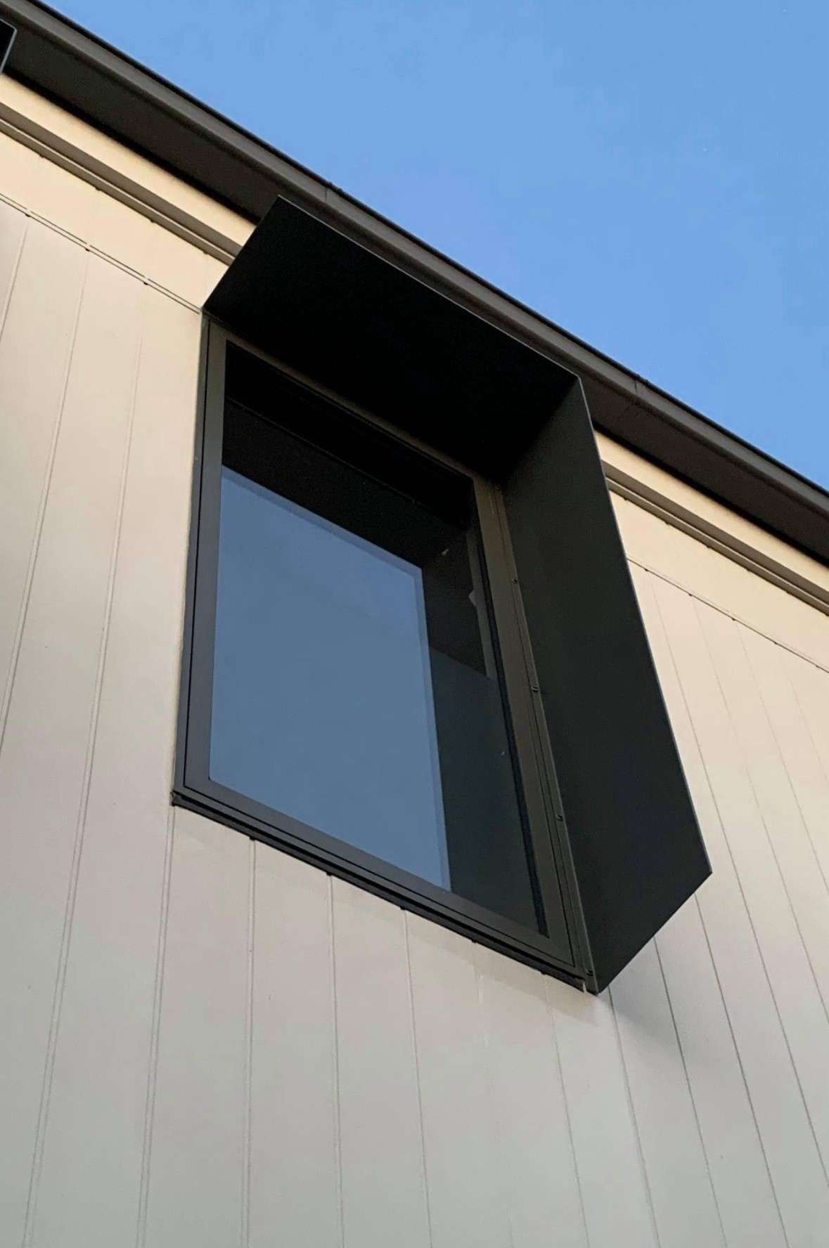 Two sided aluminium window shroud — corner application